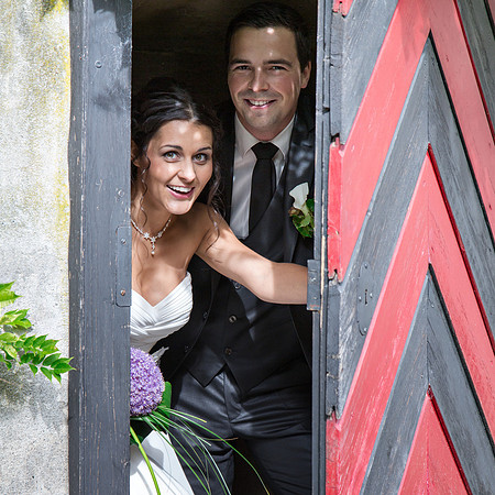 Happy couple Schloss Münchenwiler - fotoelvey.ch